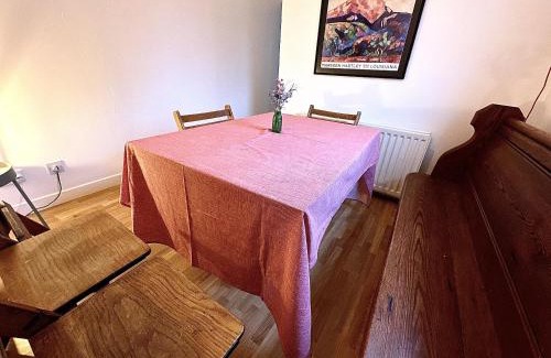 Cairnbaan House | Cosy Cottage with Woodburner by Crinan Canal Pets Welcome