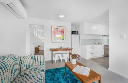 Lindisfarne Apartment | Cosy Cottesloe - 2 Bedroom Unit - Free Parking - Free WIFI