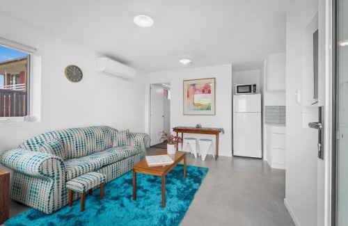 Lindisfarne Apartment | Cosy Cottesloe - 2 Bedroom Unit - Free Parking - Free WIFI