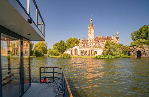 Schwerin Boat Rental | COSY Explorer - Festlieger