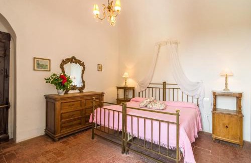 Bacchereto House | Cosy Farmhouse in Bacchereto with Swimming Pool