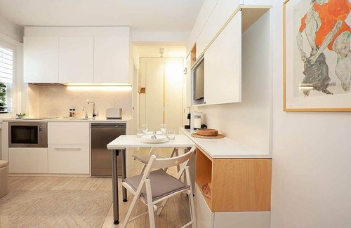 Rushcutters Bay Apartment | Cosy Flat in Art Deco Building Minutes From City