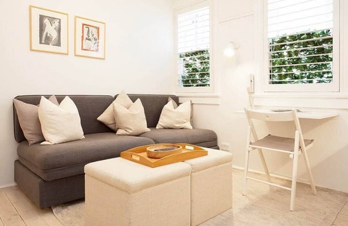 Rushcutters Bay Apartment | Cosy Flat in Art Deco Building Minutes From City