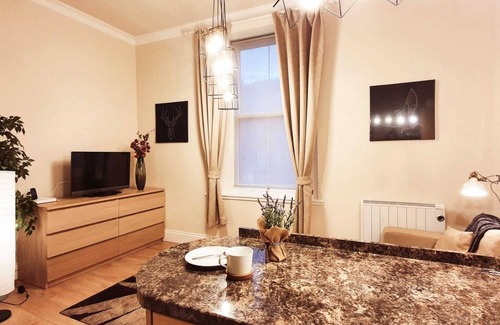 Leith Apartment | Cosy flat on Leith Walk