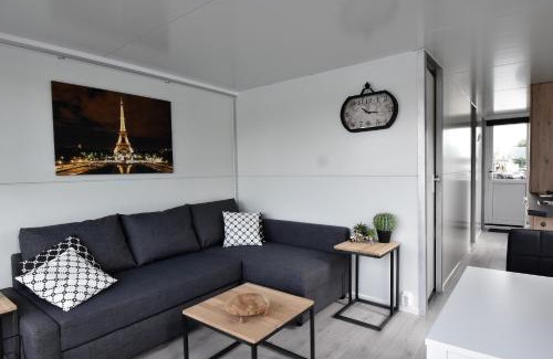 Heugum House | Cosy floating boatlodge, "Paris"