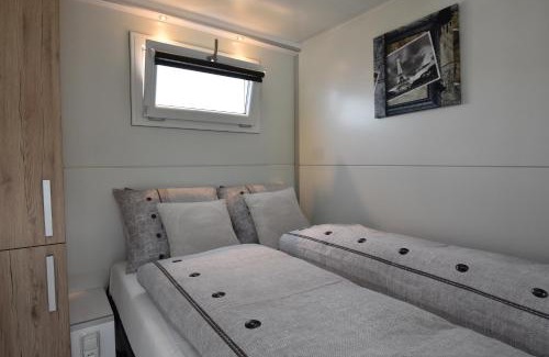 Heugum House | Cosy floating boatlodge, "Paris"