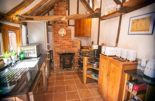 Crawley City Centre Cottage | Cosy, full amenities, games room & private garden