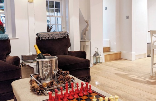 Winchester Apartment | Cosy Georgian Bijou near Cathedral with Parking