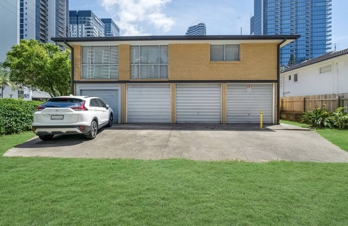 Broadbeach Apartment | Cosy Ground Floor Unit Moments From The Beach