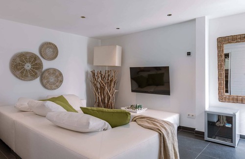 De Haan Ski Chalet | Cosy guest room with garden