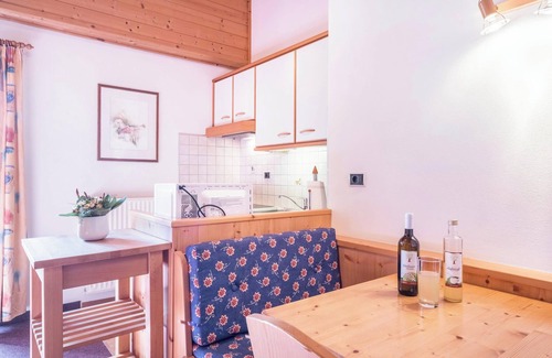 Lagundo Apartment | Cosy Holiday Apartment Kornus with Mountain View