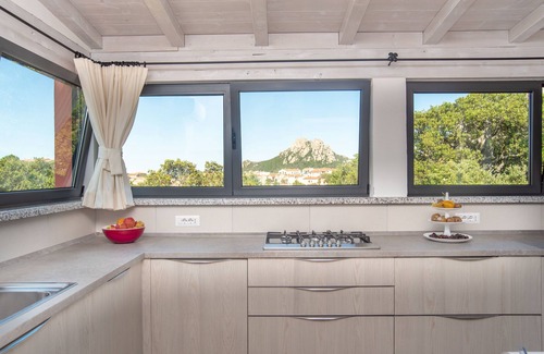 San Pantaleo House | Cosy Holiday Home with Panoramic View, Terrace and Garden