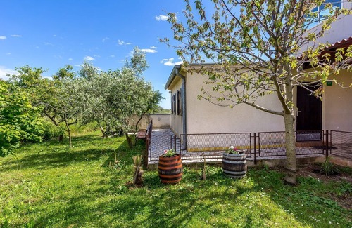 Stinjan House | Cosy holiday home with terrace and grill