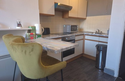 Wolverhampton Apartment | Cosy home away from home apartment. Close to ALL you need and for easy planning