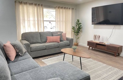 Irving House | Cosy Home Sleeps 10 -9min-DFW AP