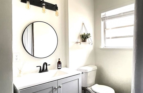 Irving House | Cosy Home Sleeps 10 -9min-DFW AP