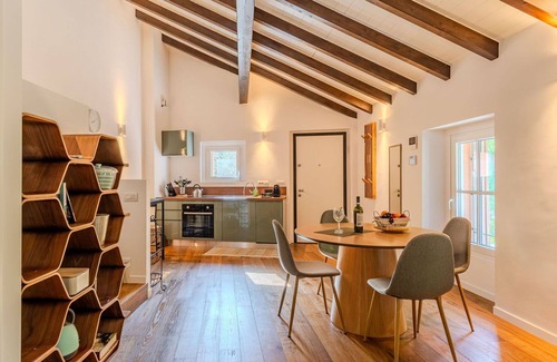 Como Apartment | Cosy apartment for 4 guests with WIFI, A/C, pool, TV, patio and parking