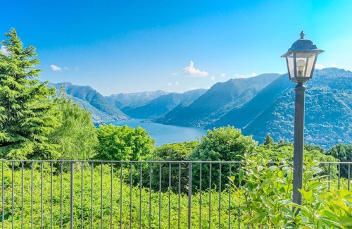 Como Apartment | Cosy apartment for 4 guests with WIFI, A/C, pool, TV, patio and parking