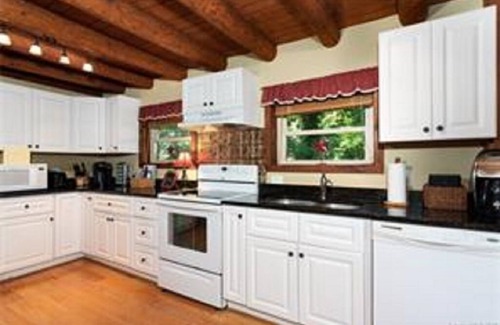 Lake Norman of Catawba Cabin | Cosy Lakefront Log Cabin