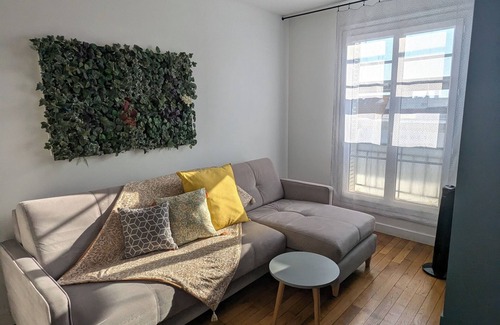 Issy-les-Moulineaux Apartment | Cosy little nest 2 metro stations from Paris with view of the Eiffel Tower