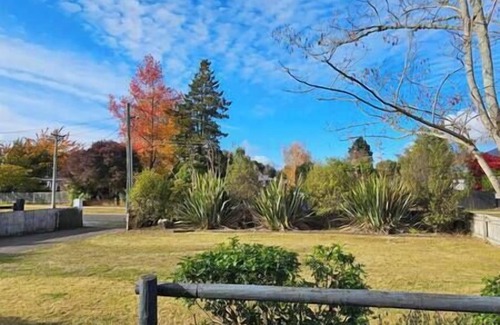 Taupo Ski Chalet | Cosy Lockwood in town