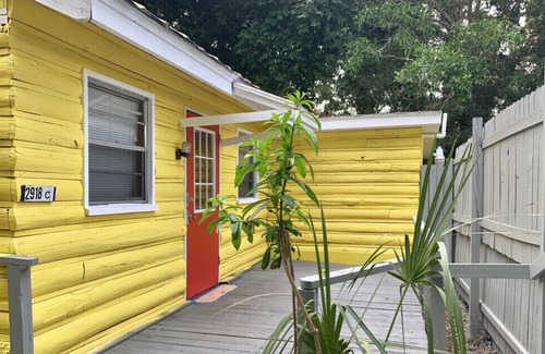 Southgate Cabin | Cosy log cabin close to Downtown and Beaches