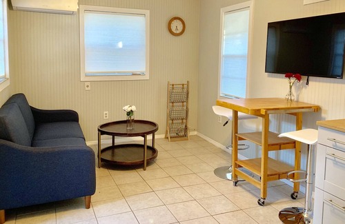 Southgate Cabin | Cosy log cabin close to Downtown and Beaches