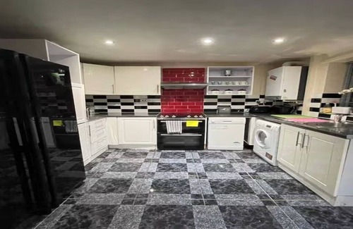 Luton House | Cosy Luton 3 Bedroom House. 5 mins to L&D Hospital/15 mins to Luton Airport