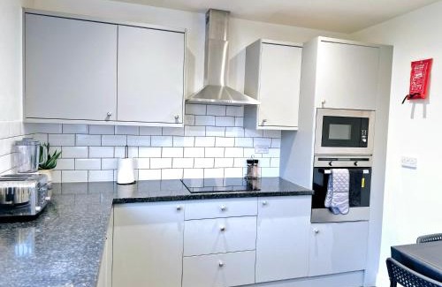 Gooshays Apartment | Cosy Luxurious Large 3 bedroom house, free parking, free WiFi