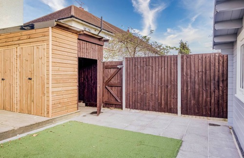 Little Holland Cabin | Cosy Luxury studio cabin centrally located in Crayford, Greater london.