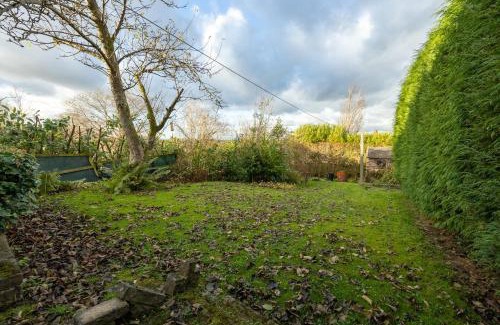 Hyde House | Cosy mid century Stockport with views, dog walks, woodburner