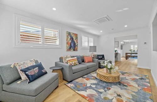Orange Apartment | Cosy on Curran - CBD Escape, EV Plug, Firepit