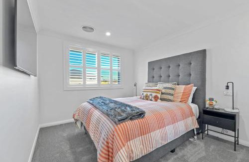 Orange Apartment | Cosy on Curran - CBD Escape, EV Plug, Firepit