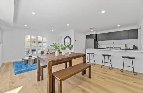 Orange Apartment | Cosy on Curran - CBD Escape, EV Plug, Firepit