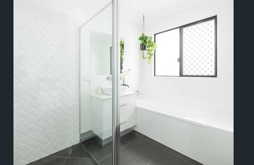 Leopold House | Cosy Retreat, Modern Home, Close to local shopping centre