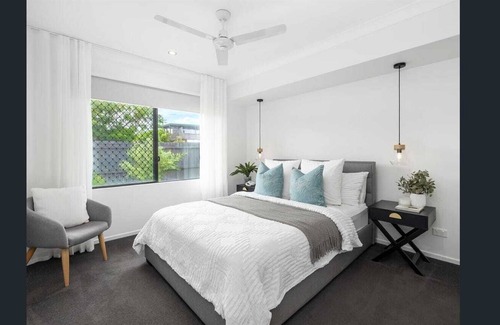 Leopold House | Cosy Retreat, Modern Home, Close to local shopping centre