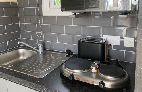 Kingsbridge Cabin | Cosy Shepherd's Hut with Private facilities, near Kingsbridge and Salcombe