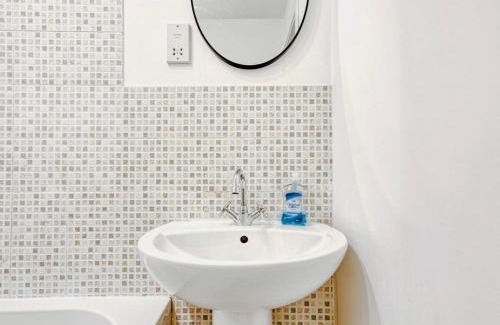 Rusholme Apartment | Cosy Stay in the Heart of Downtown with Parking