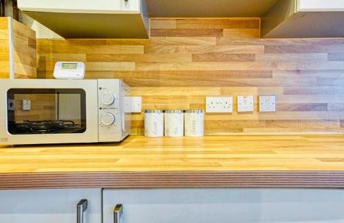 Rusholme Apartment | Cosy Stay in the Heart of Downtown with Parking