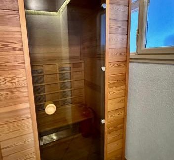 Luchsingen House | Cosy stay near stunning sights, located on main street