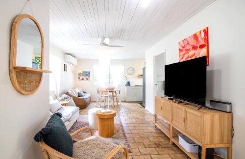 Point Lookout House | Cosy Straddie cottage + sleeps 6 + close to beach