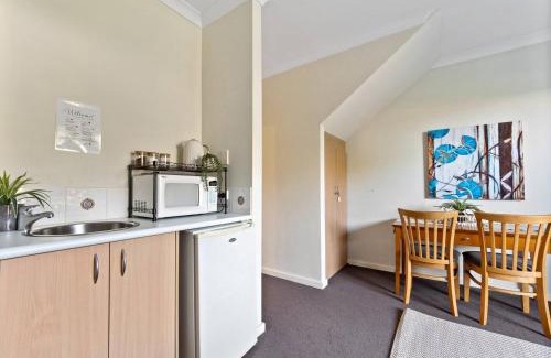 Halls Head Apartment | Cosy Studio- Courtyard- Central-pool