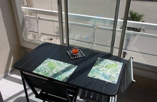 La Jetee Apartment | Cosy studio cabin with sea-view terrace.