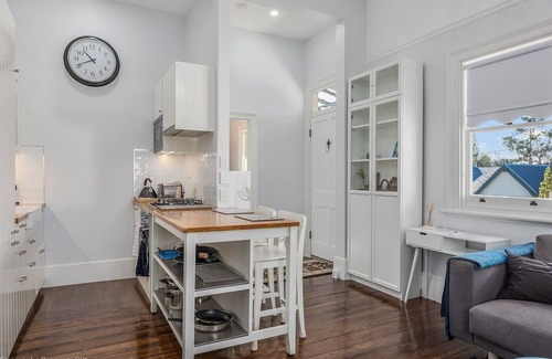 Hobart Central Business District Cottage | Cosy Studio, "The Maid" easy walking to City