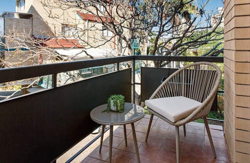New Farm Apartment | Cosy Unit with Parking near New Farm Park & River