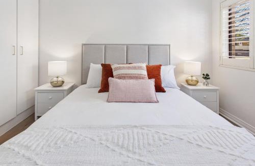 New Farm Apartment | Cosy Unit with Parking near New Farm Park & River