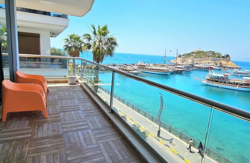 Kusadasi City Centre Apartment | Cosy Waterfront apartment in the city center with sea view
