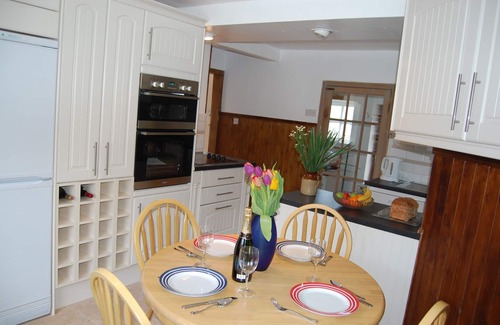 Great Rissington Cottage | COTSWOLD COTTAGE IN A QUIET VILLAGE WITH LARGE GARDEN