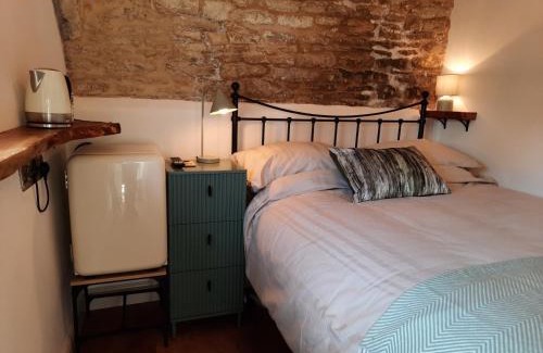 Luckington Bed & Breakfast | Cotswold Cottage B&B - 5 Minutes Walk to Village Pub