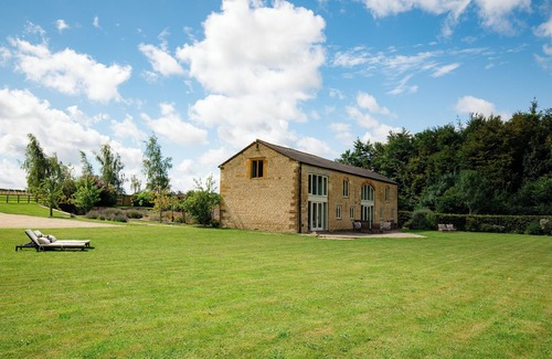 Whichford House | Cotswold Farmhouse Barn - stunning views